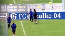 Los jugadores del Schalke guardando la distancia por el Covid-19