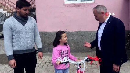 Cumhurbaşkanı Yardımcısı Oktay, Hilal Su Mert'e bisiklet hediye etti