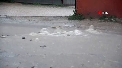 Şiddetli yağış Kozan'da hayatı felç etti