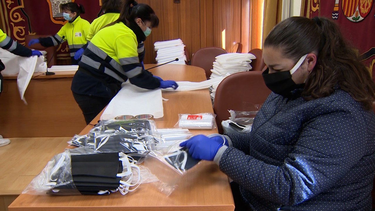 Mujeres doblan batas y mascarillas en el Ayuntamiento de Campo Real