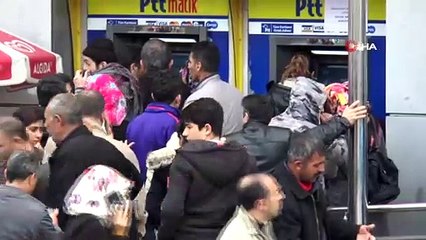 Sosyal mesafeyi hiçe saydılar metrelerce kuyruk oluşturdular