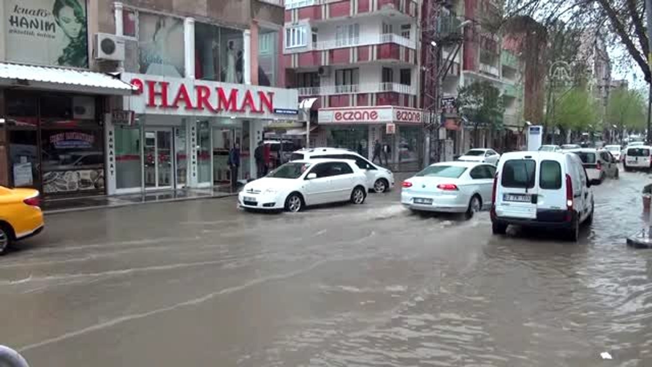 Şiddetli yağış taşkınlara sebep oldu