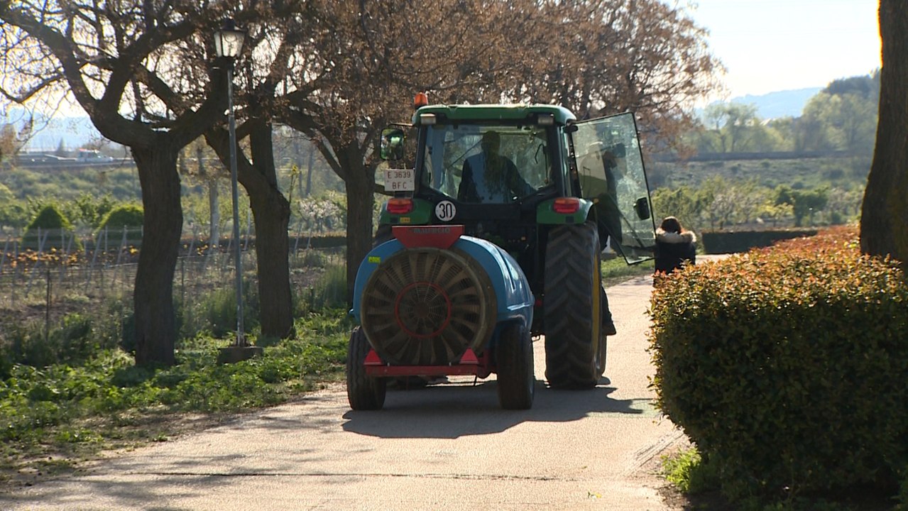 Un tractor de Imidra colabora en la desinfección de varios municipios