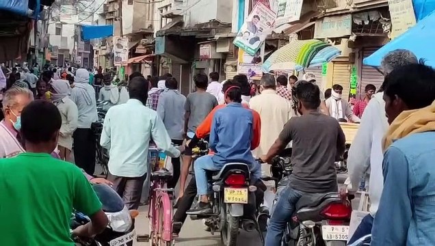 दुकानदारों द्वारा लॉक डाउन के नियमों की उड़ाई जा रही धज्जियां