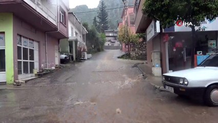 Şiddetli yağış Kozan’da hayatı felç etti