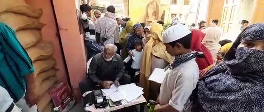 शामली: राशन डीलर ने उड़ाई लॉक डाउन की धज्जियां, दुकान पर जमा की भीड़