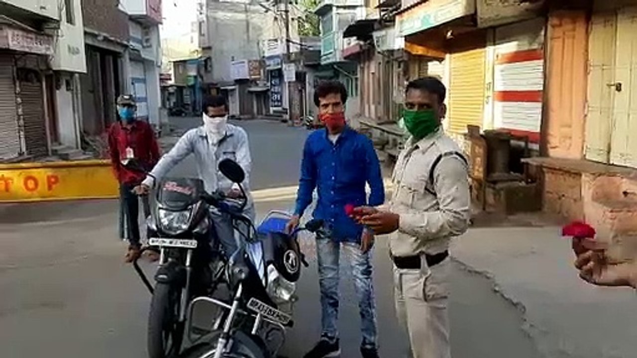 पुलिस की गांधीगिरी हाथ में गुलाब का फूल दिया, कहा- लॉक डाउन का पालन करें