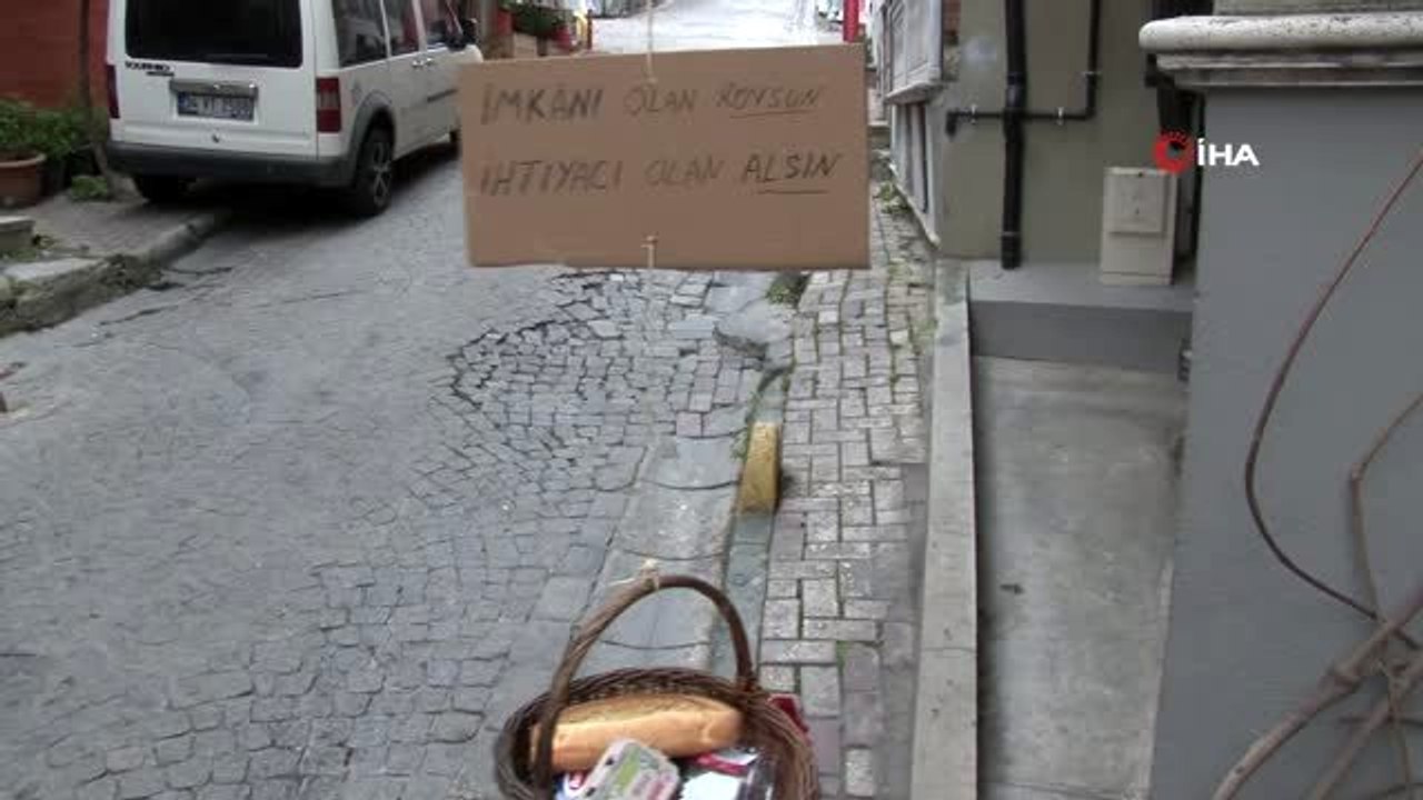 Balat'ta yaşayan İtalyan dayanışma sepeti ile ihtiyaç sahiplerine ulaşmaya çalışıyor