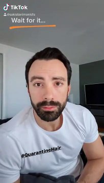 Ο Σάκης Τανιμανίδης έχει αγανακτήσει με τα μαλλιά του και... δεν έχει άδικο!