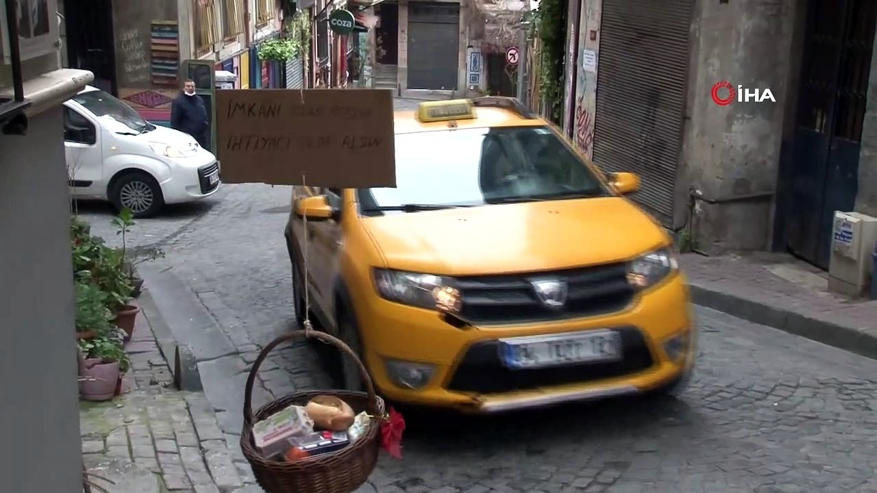 Balat'ta yaşayan İtalyan dayanışma sepeti ile ihtiyaç sahiplerine ulaşmaya çalışıyor