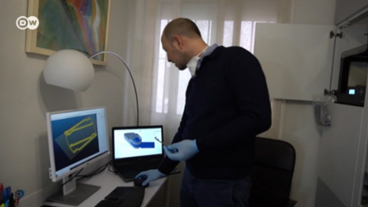 Коронавирус в Испании: волонтеры печатают маски на 3D-принтерах (02.04.2020)