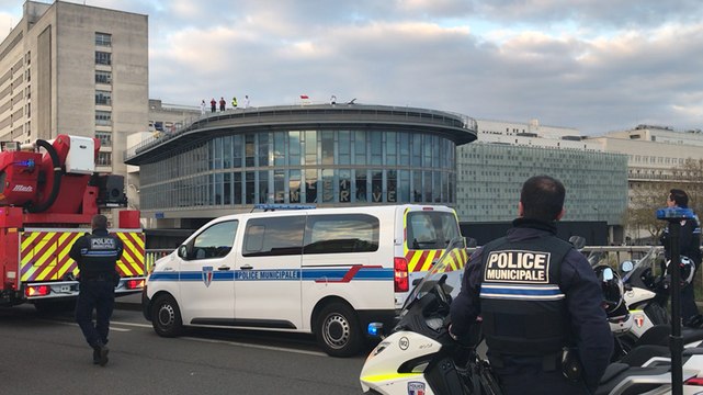 Policiers et pompiers en soutien aux soignants