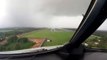Un avion traverse un nuage de pluie à l'atterrissage
