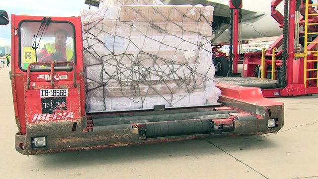 Aterriza en Madrid uno de los dos aviones con material sanitario comprado por la CAM