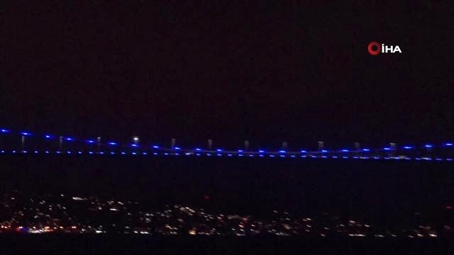 Fatih Sultan Mehmet Köprüsü otizm farkındalık günü kapsamında maviye boyandı
