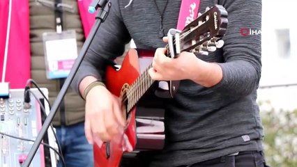 Karantinadaki vatandaşlara konser ve doğum günü sürprizleri