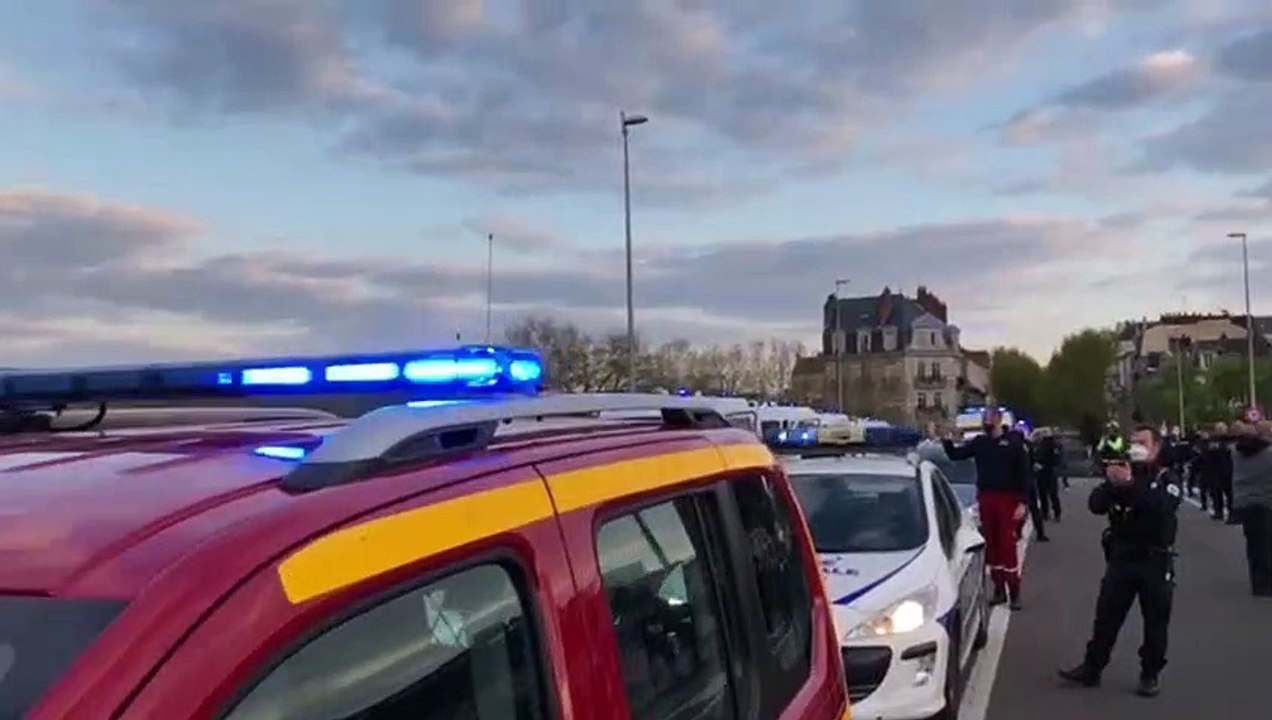 L'hommage des policiers, des pompiers, des ambulanciers aux soignants devant le CHU de Nantes