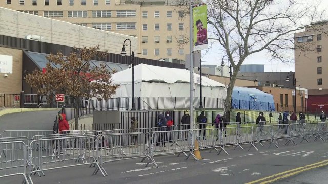 Perda de sentidos com a Covid-19Coronavirus: People line up outside New York hospital to get tested