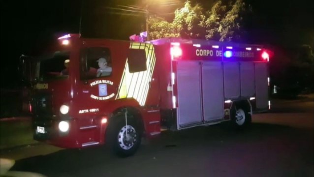 Vizinhos chamam Corpo de Bombeiros para combater incêndio dentro de lote