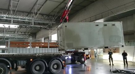 Descarga de contenedores ducha en la Fira Gran Via de Barcelona