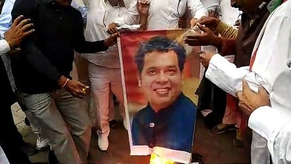 कांग्रेसियों ने फूंका ऊर्जा मंत्री का पुतला और की बर्खास्त करने की मांग, देखें वीडियो