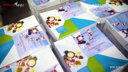 Presiden membagikan sembako di halte bus kompleks Duta Merlin, Harmoni, Jakarta Pusat.