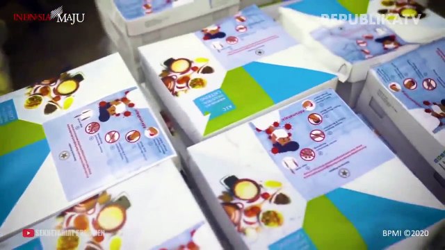 Presiden membagikan sembako di halte bus kompleks Duta Merlin, Harmoni, Jakarta Pusat.