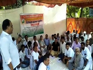 कांग्रेस ने कलक्ट्रेट पर दिया धरना, सौंपा प्रधानमंत्री के नाम ज्ञापन