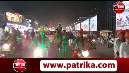 सिर पर साफे बांध बुलेट से जब निकलीं लड़कियां तो नहीं हटी लोगों की नजरें