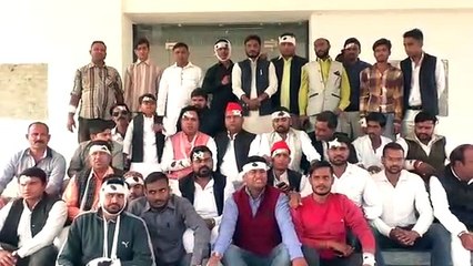 सपाइयों का अनोखा प्रदर्शन, मरहम-पट्टी बाँध कर अखिलेश यादव के ड्रीम प्रोजेक्ट को शुरू कराने की म