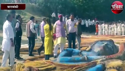 छात्र-छात्रओं ने सैंड आर्ट का प्रदर्शन कर बालू पर उकेरीं प्रतिमाएं, देखने के लिए उमड़ी भीड़