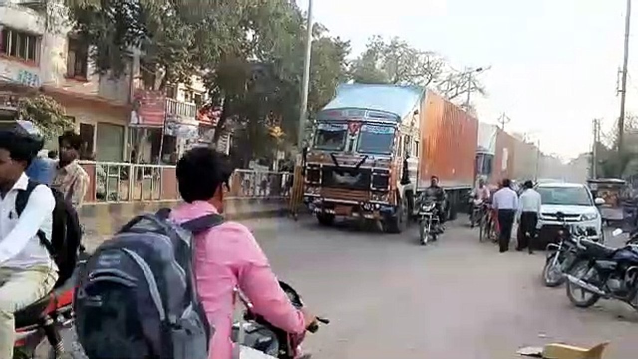 शहर में घुस रहे भारी मालवाहक, जाम में फंसने से मरीजों की जान पर आफत
