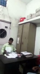 पत्रकार को गोली से उड़ा देने की धमकी देने वाला क्लर्क फरार, ये है मामला...