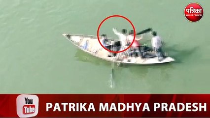 गोताखोर उसकी लाश के साथ सेल्फी लेने लगे