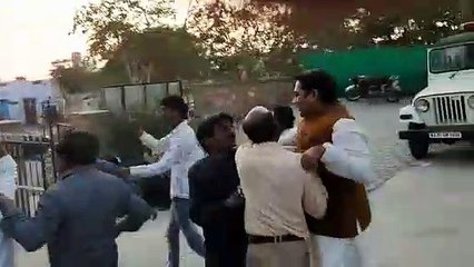 विजयी प्रत्याशी को कार में बैठाने पर विधायक रावत का विरोध