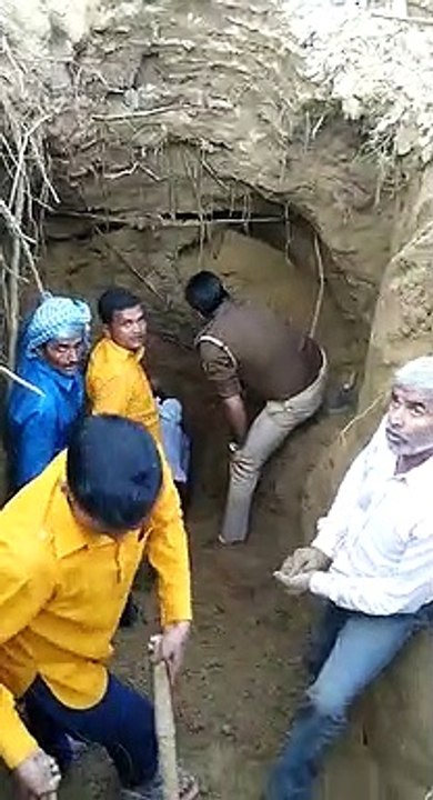 Live Video: बोरवेल में फंसे किसान को बचाने के लिए इंस्पेक्टर ने लगा दी जा की बाजी