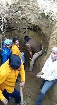 Live Video: बोरवेल में फंसे किसान को बचाने के लिए इंस्पेक्टर ने लगा दी जा की बाजी