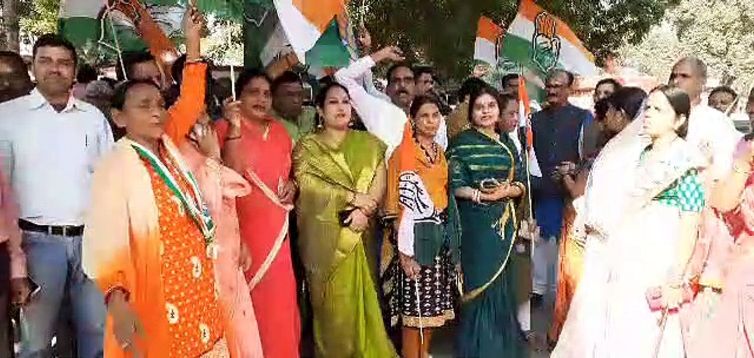 Congress party workers handed over the memorandum to the collector to