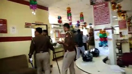 हथियारबंद बदमाशों ने बैंक लूटने का प्रयास किया, विफल होने पर गार्ड की राइफल लूटकर फरार