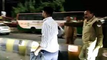 VIDEO: कार की टक्कर के बाद ट्रक ड्राइवर से जमकर मारपीट, पुलिस से दुर्व्यवहार