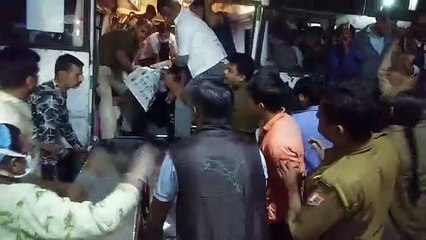 ट्रेलर व बस की भिड़ंत, मां-पुत्र की मौत