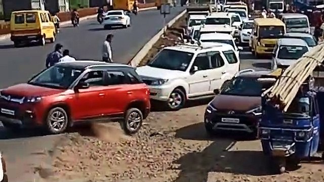 बस की स्टेयरिंग फेल, ढाई घंटे फंसीं रहीं दो एंबुलेंस और स्कूल बसें