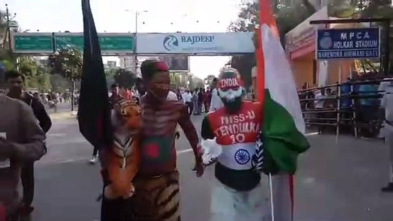 फैंस में गजब का उत्साह, तिरंगा लेकर सुबह ७ बजे से स्टेडियम के बाहर लगा ली लाइन