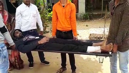 पुष्कर में स्ट्रेचर पर मतदान करने पहुंचा मतदाता