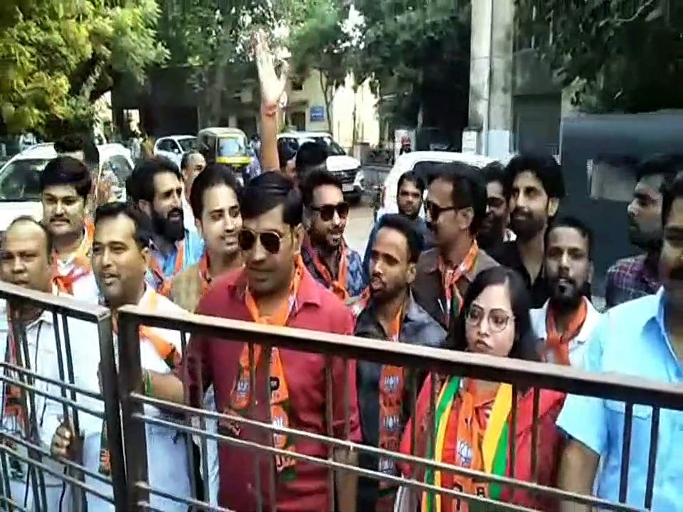 टोल वसूली के विरोध में युवा मोर्चा कार्यकर्ताओं...