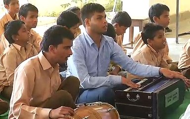 13-11-2019 : v1 बच्चों को बाल दिवस के उपलक्ष्य में गिफ्ट भी दिये गये