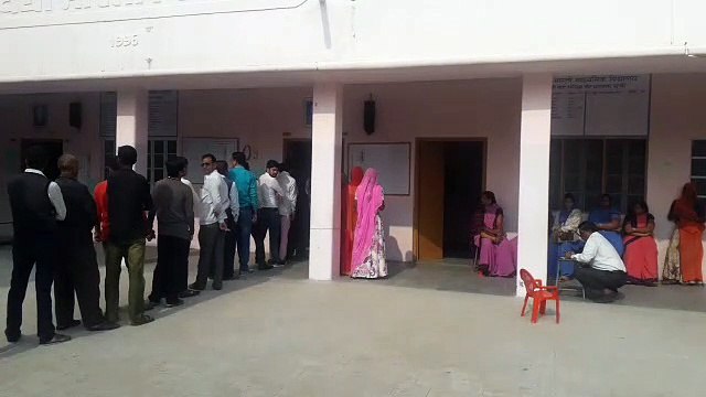 घड़ी में बजे 5, बंद हुए पोलिंग बूथ के गेट