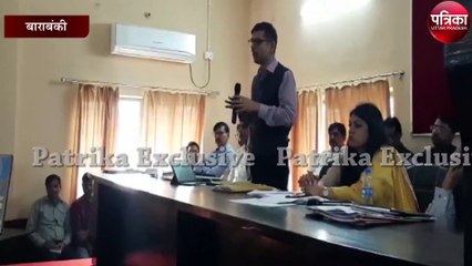 भरी सभा में फूट पड़ा डीएम डॉ आदर्श सिंह का गुस्सा