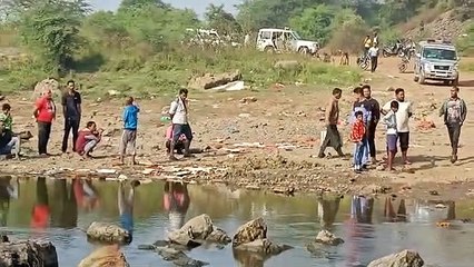 बोरे से लपटी मिली खारुन नदी में युवक की लाश