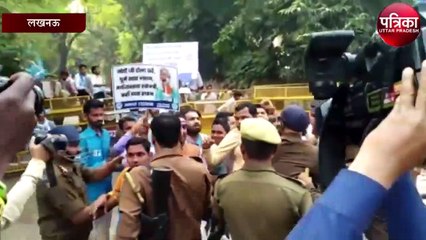 NSUI ने नोटबंदी के तीन साल पूरे होने पर काला दिवस मनाया और चली लाठिया